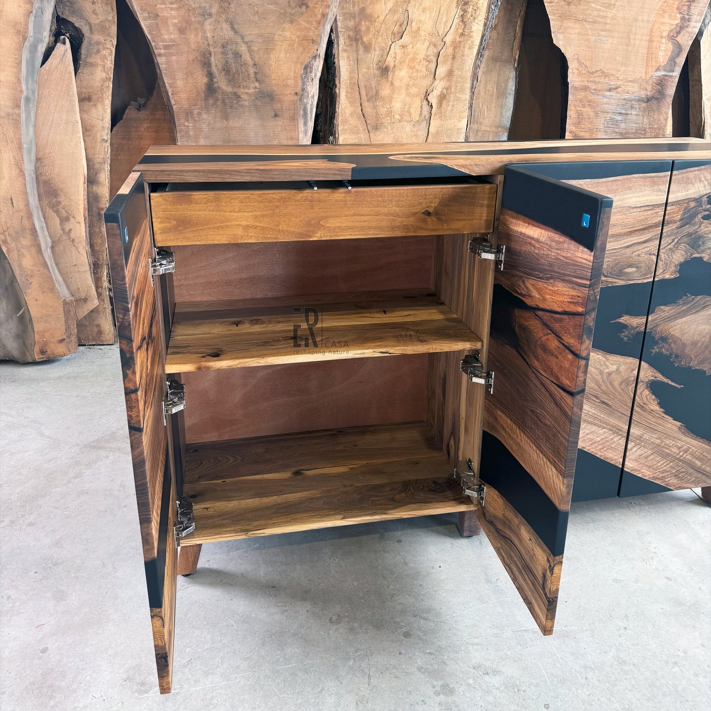 Credenza in legno di noce e resina epossidica nera opaca