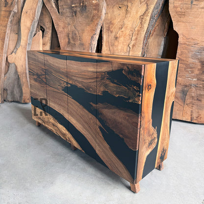 Buffet en bois de noyer et époxy noir mat