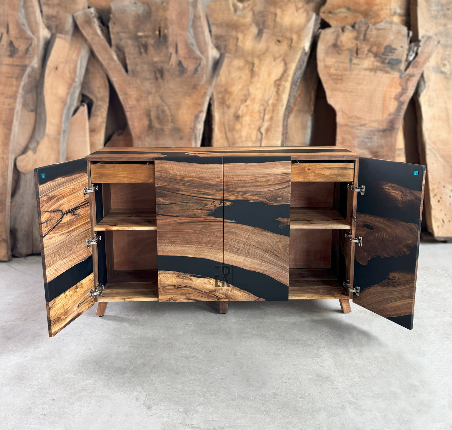 Credenza in legno di noce e resina epossidica nera opaca