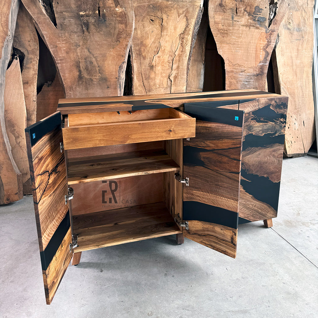 Buffet en bois de noyer et époxy noir mat