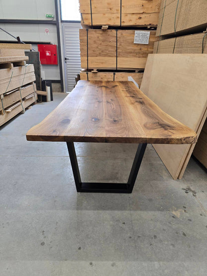 Table de conférence ovale en bois et résine époxy transparente