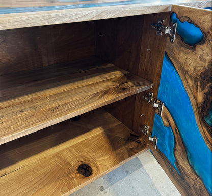 Credenza bicolore in legno e resina epossidica