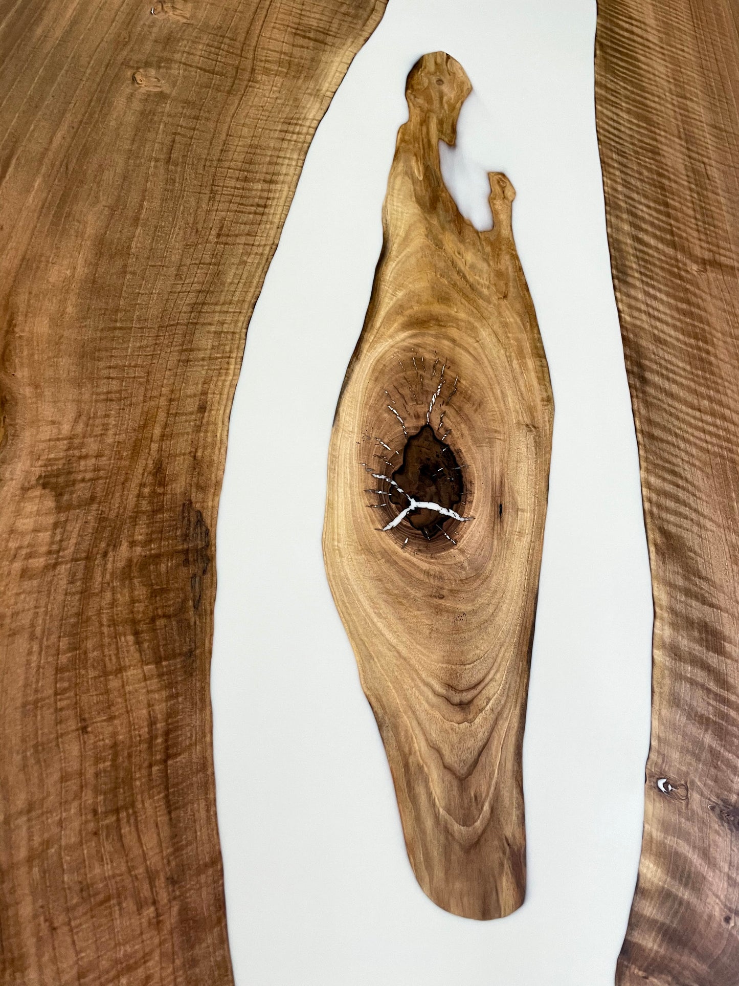 Table en bois de noyer et époxy noir transparent