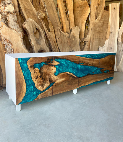 Credenza bianca con ante in legno di noce e resina epossidica