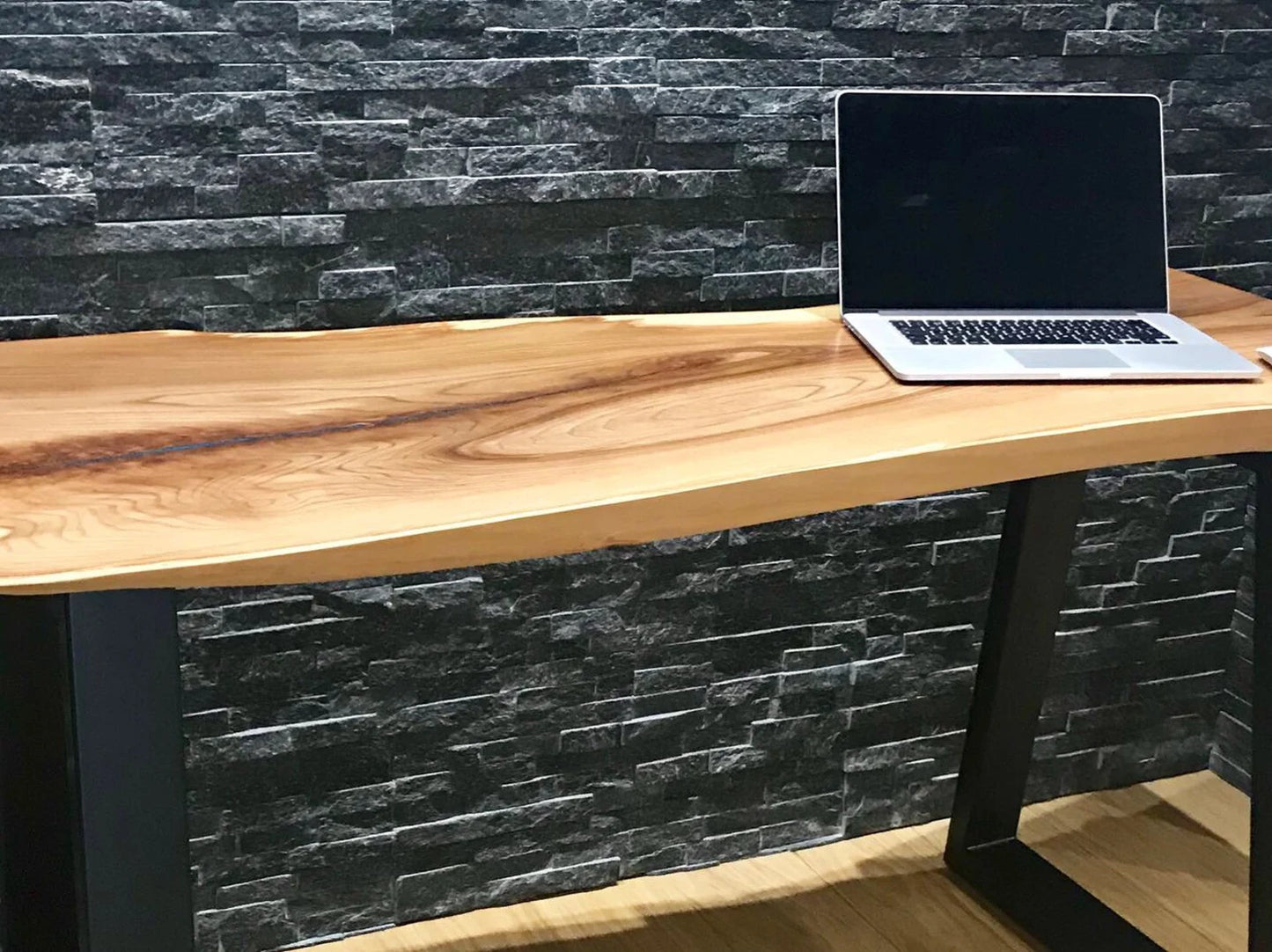 Bureau en dalles à bords bruts en bois massif