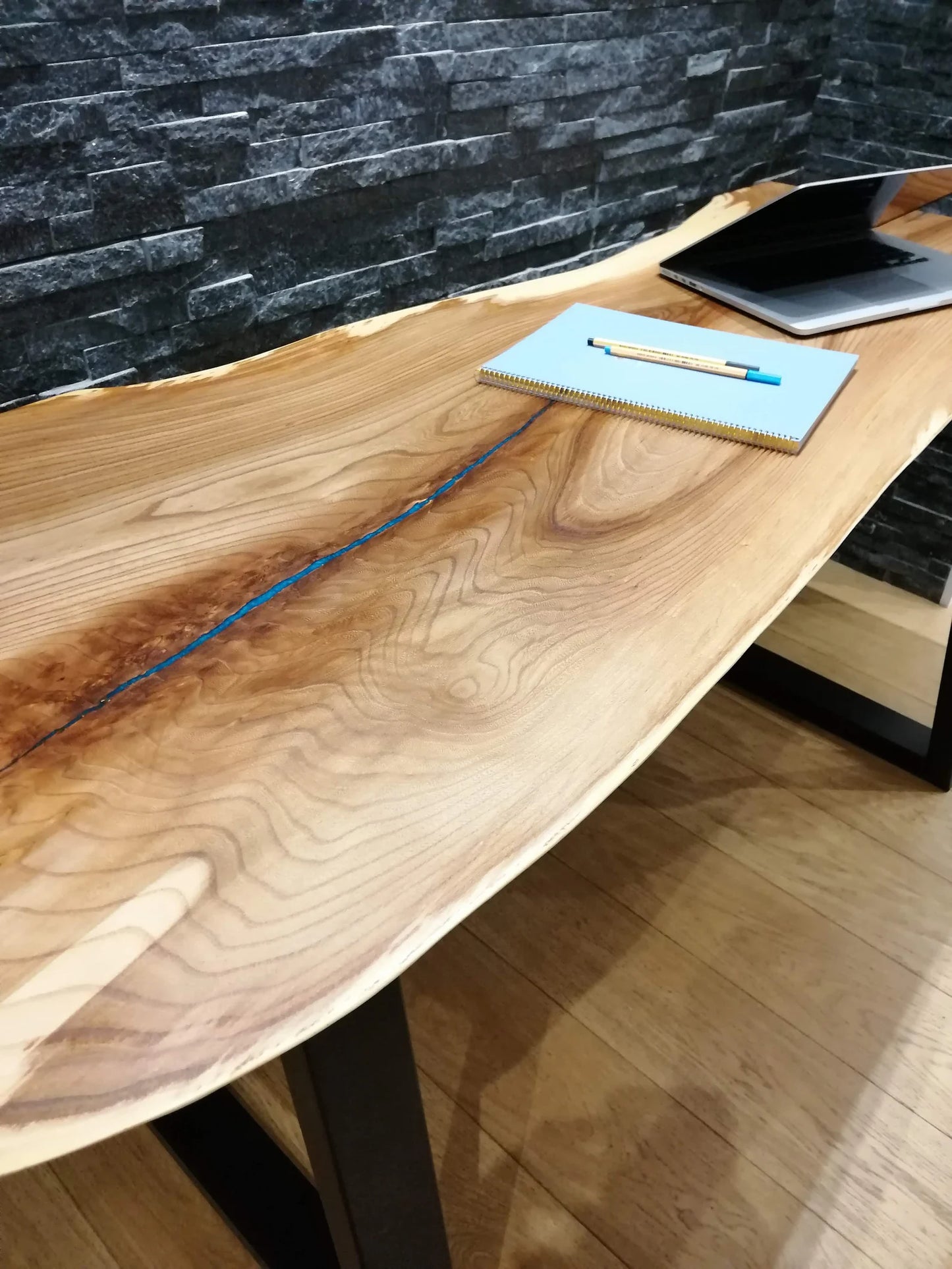 Bureau en dalles à bords bruts en bois massif