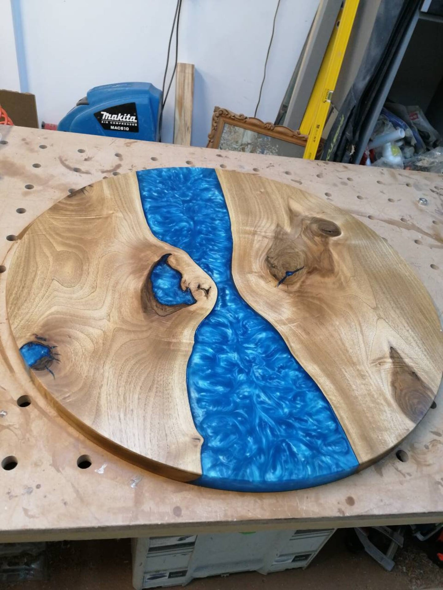 Table d'appoint en résine époxy verte