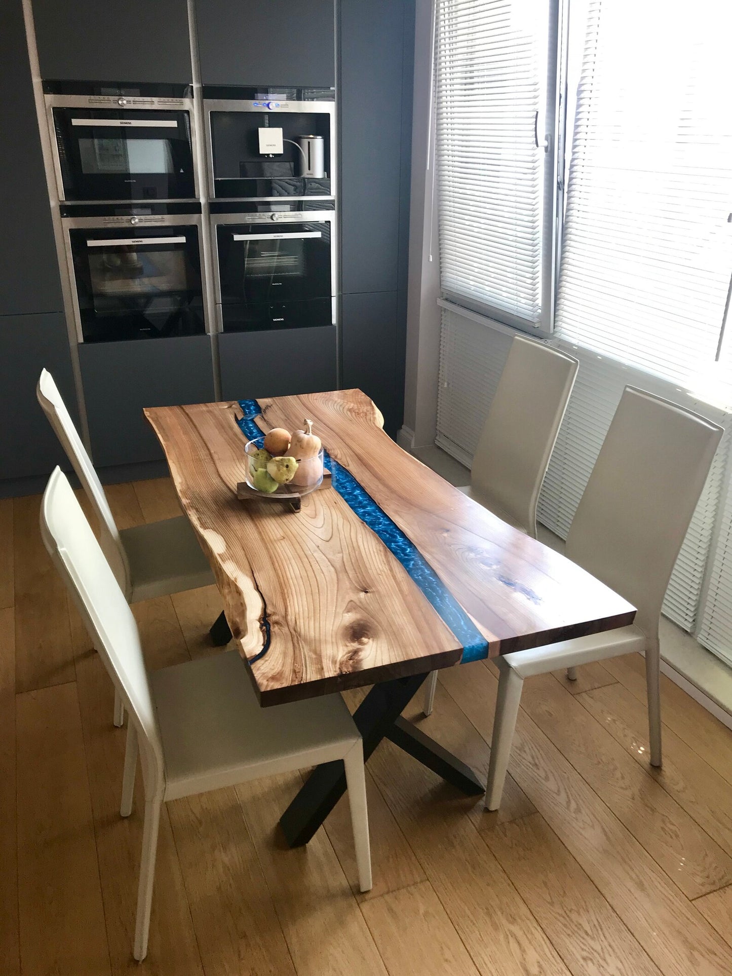 Table en bois de noyer et époxy noir transparent