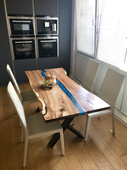 Table en bois de noyer et époxy noir transparent