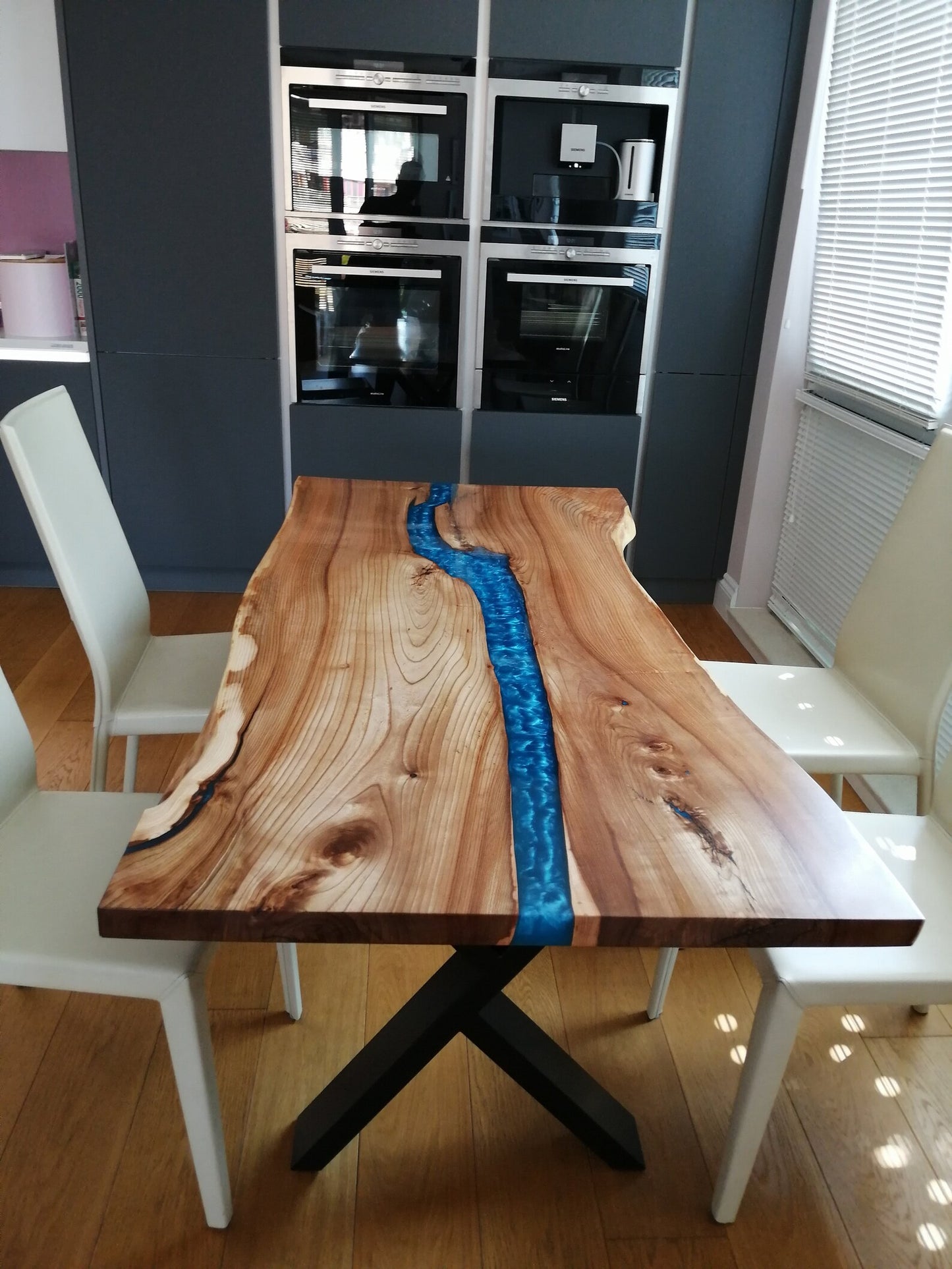 Table en bois de noyer et époxy noir transparent