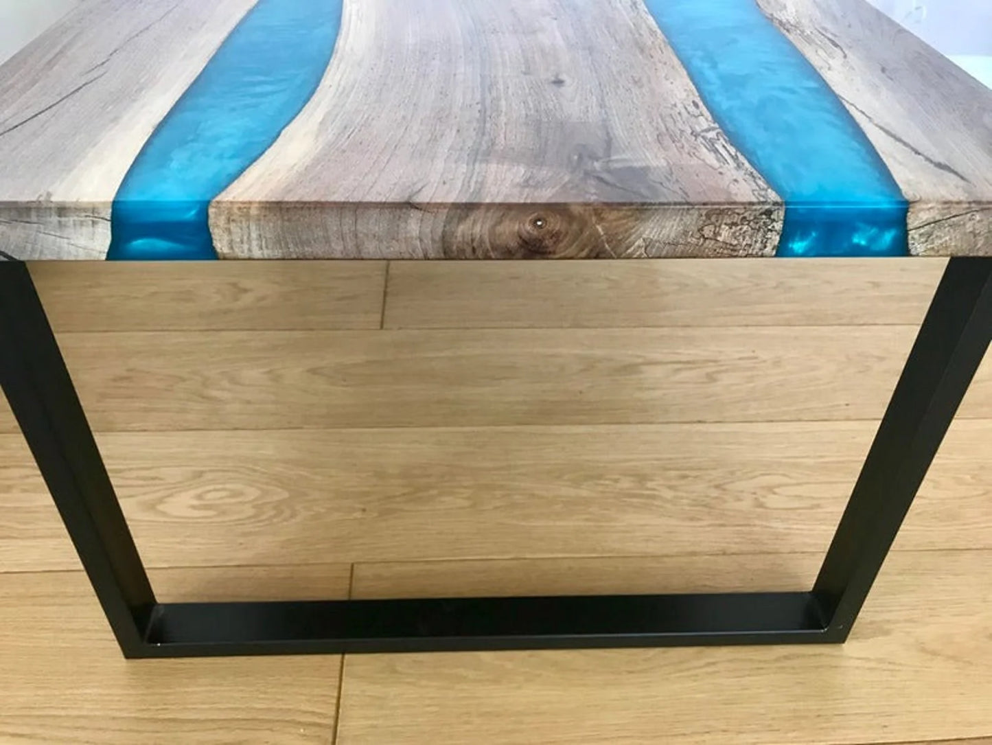 Table d'appoint en résine époxy verte
