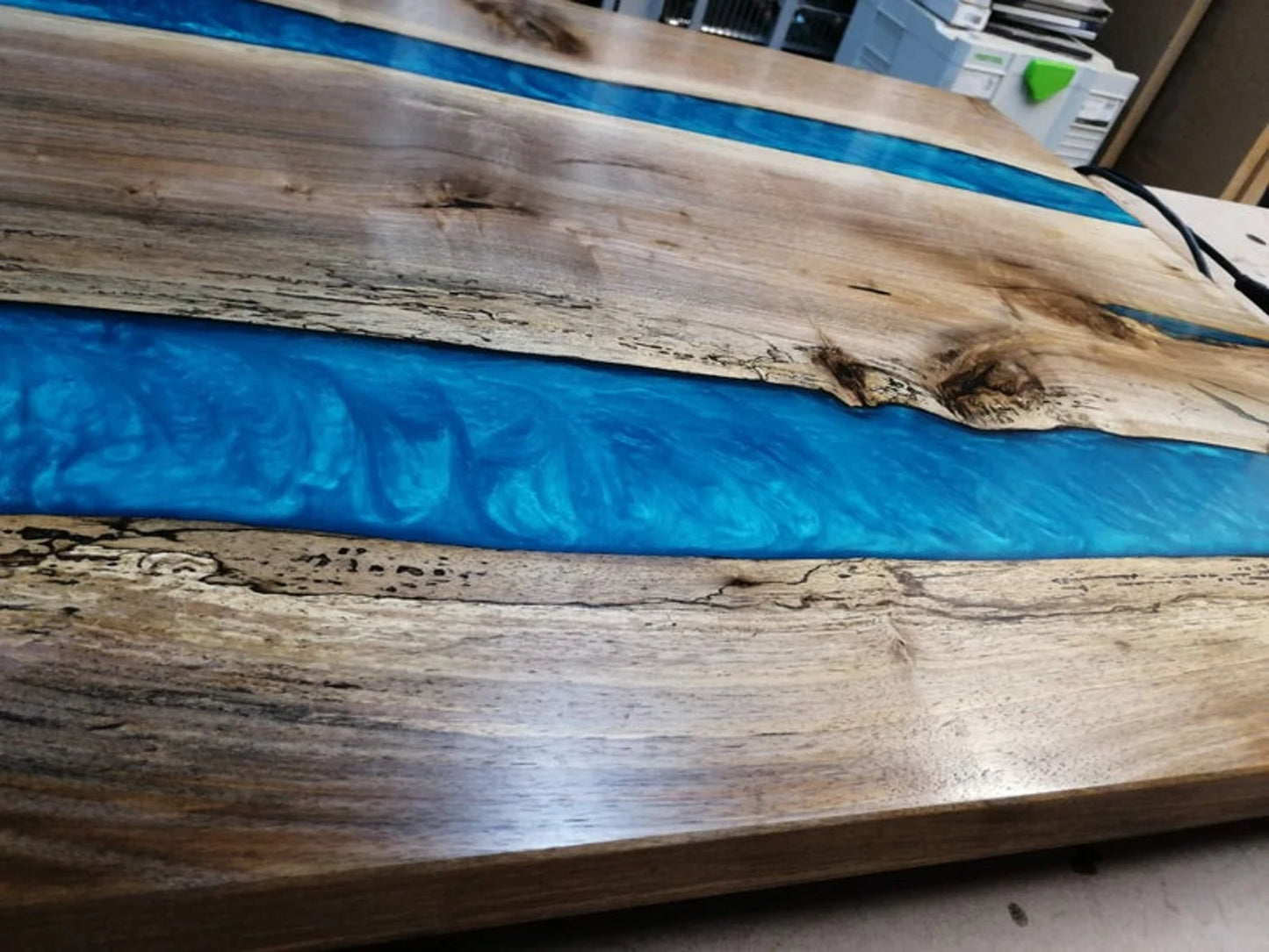 Table d'appoint en résine époxy verte