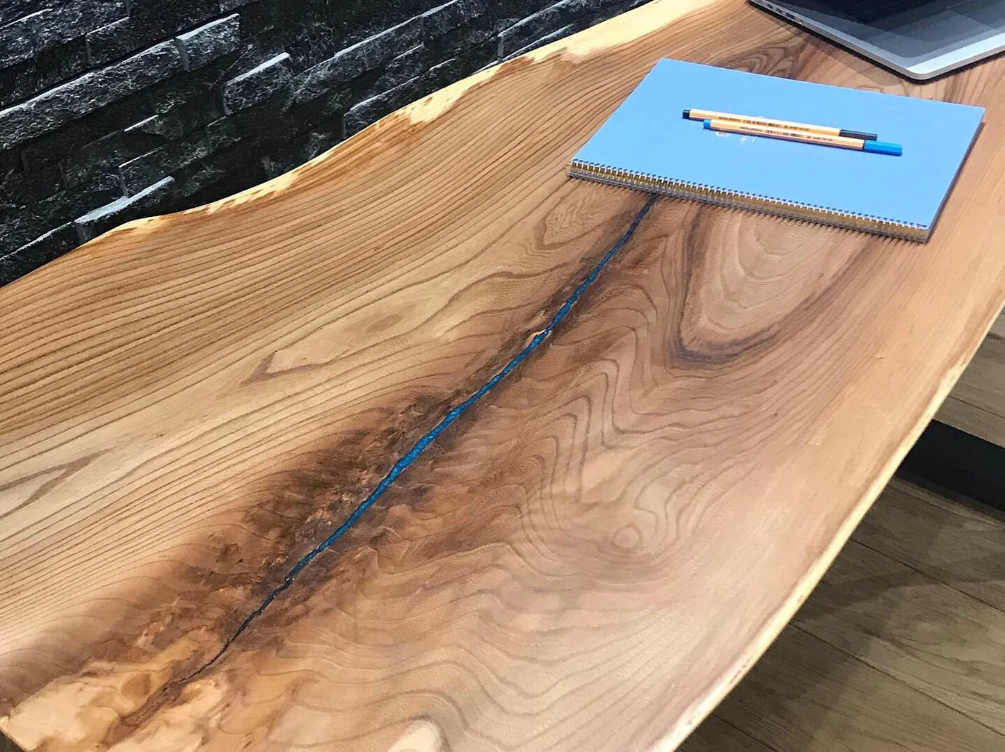 Bureau en dalles à bords bruts en bois massif