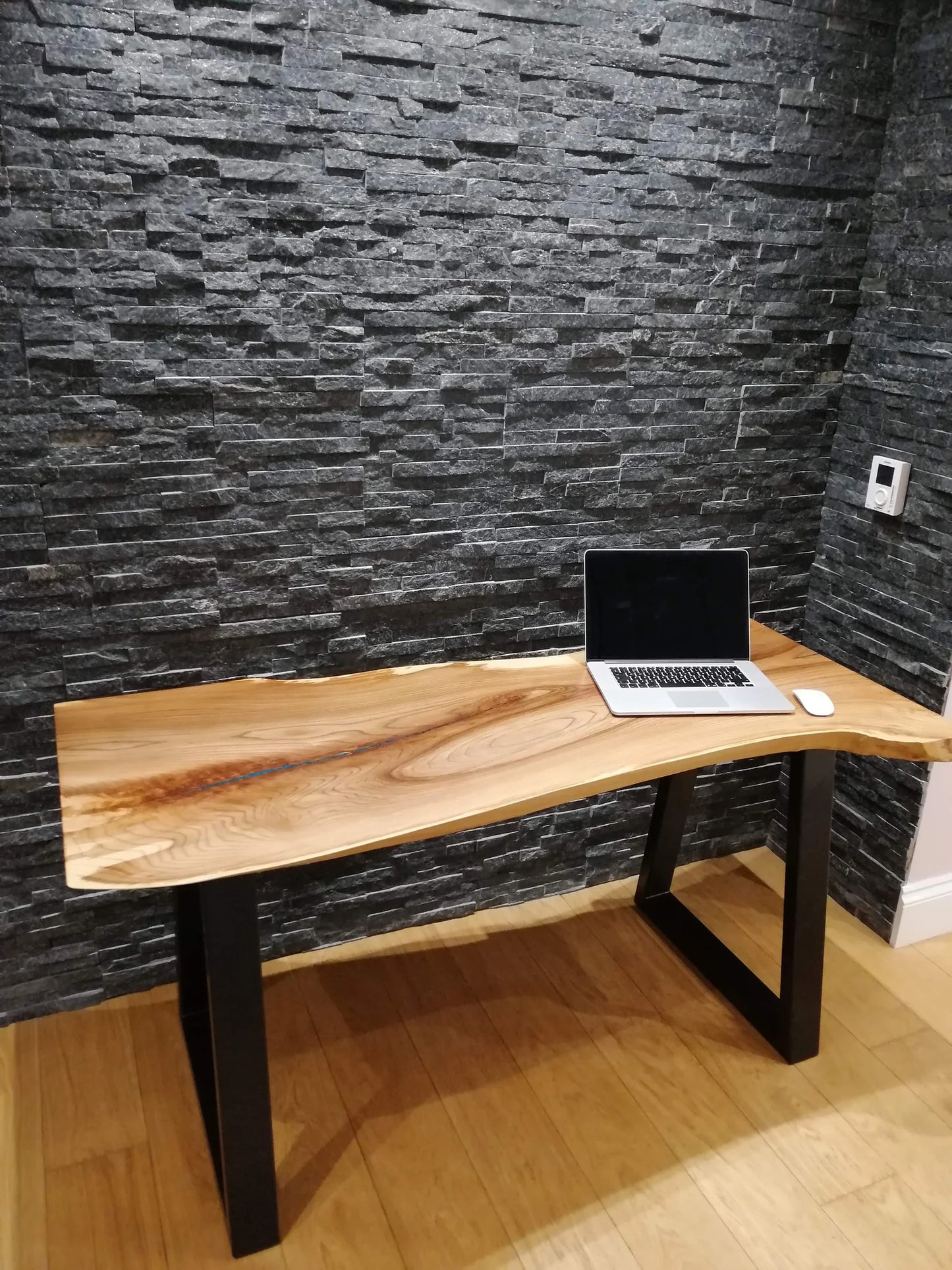 Bureau en dalles à bords bruts en bois massif