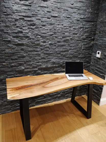 Bureau en dalles à bords bruts en bois massif