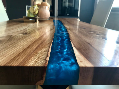 Table en bois de noyer et époxy noir transparent