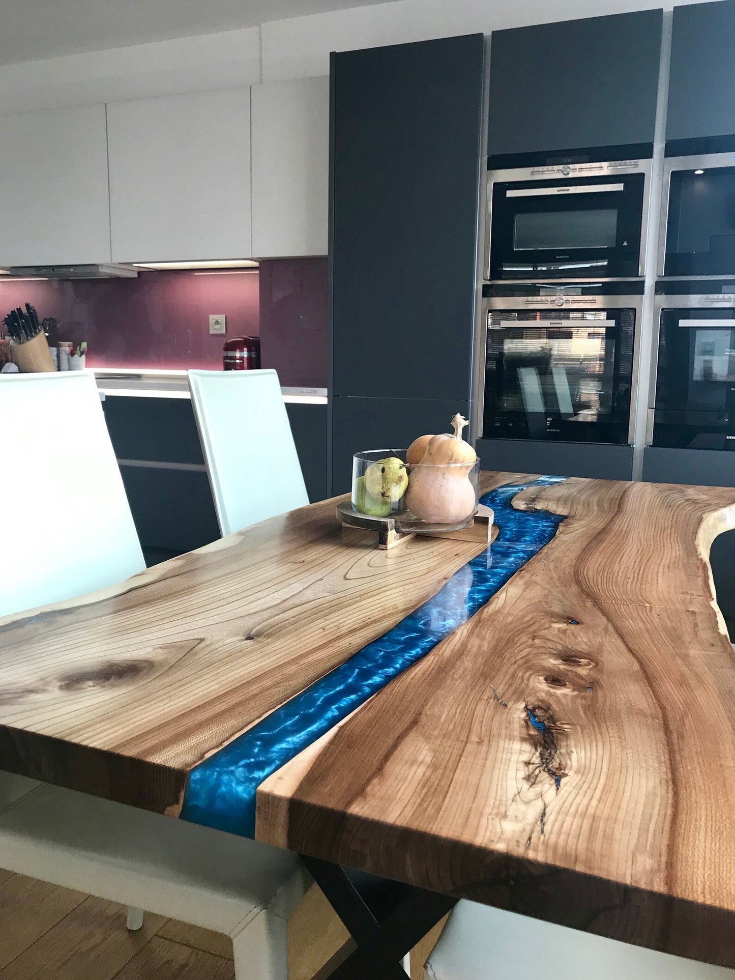 Table en bois de noyer et époxy noir transparent