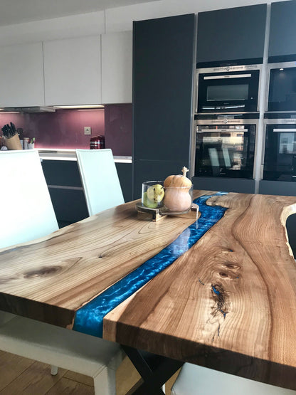 Table en bois de noyer et époxy noir transparent