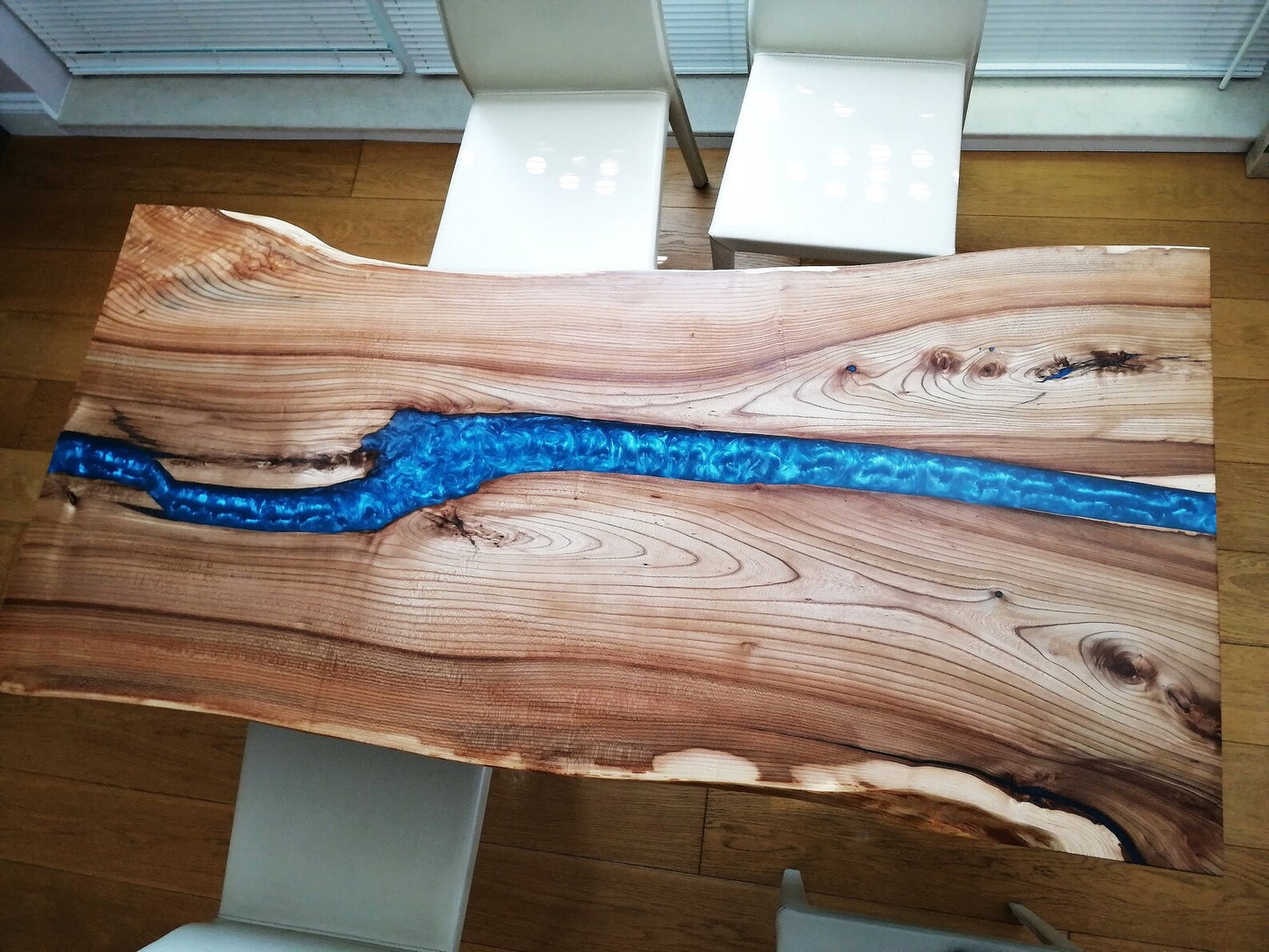 Table en bois de noyer et époxy noir transparent
