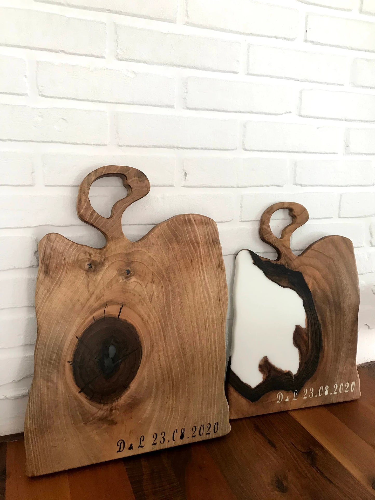 Dalle en bois de noyer et buffet époxy