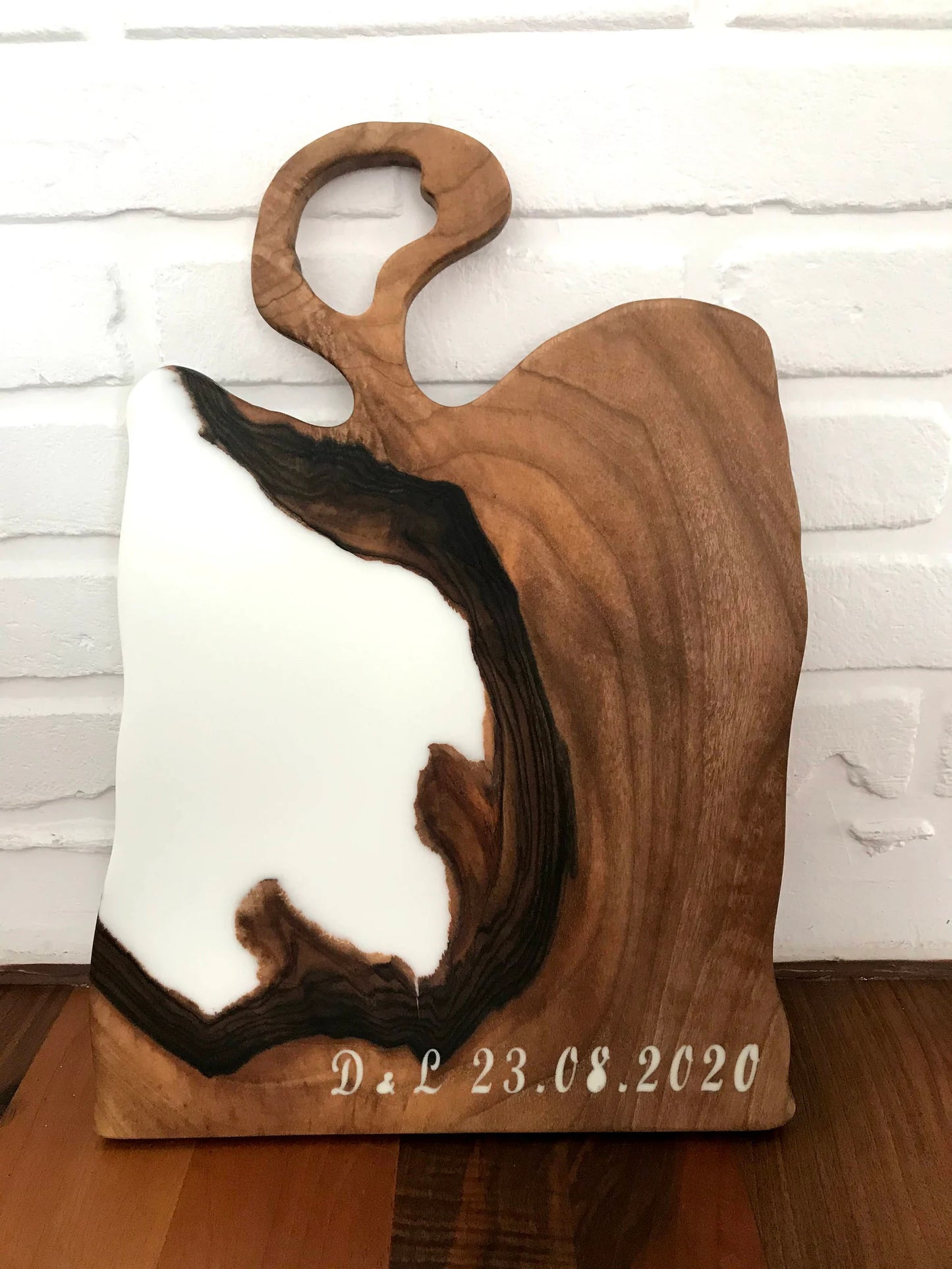 Dalle en bois de noyer et buffet époxy