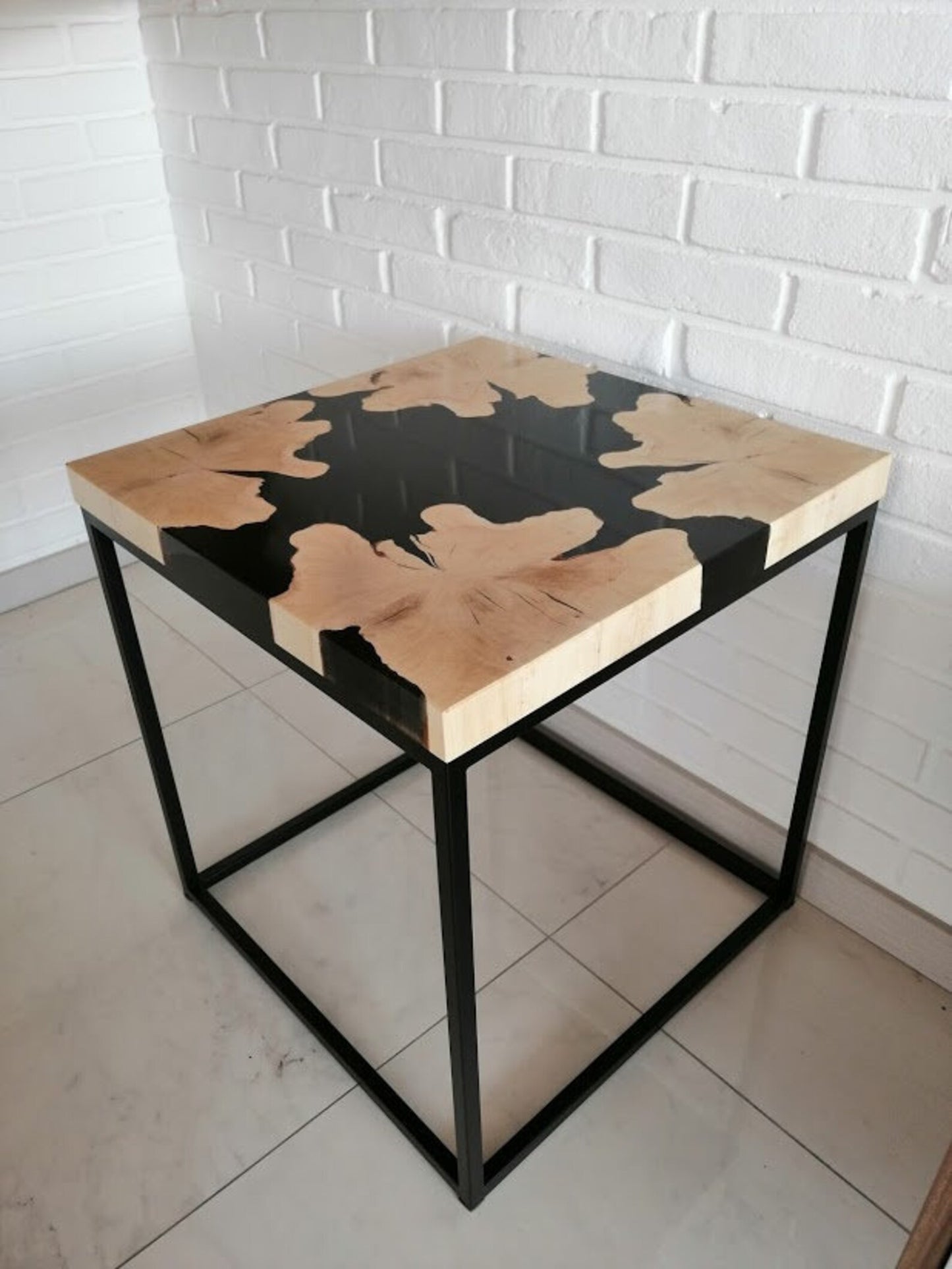 Table d'appoint en résine époxy verte