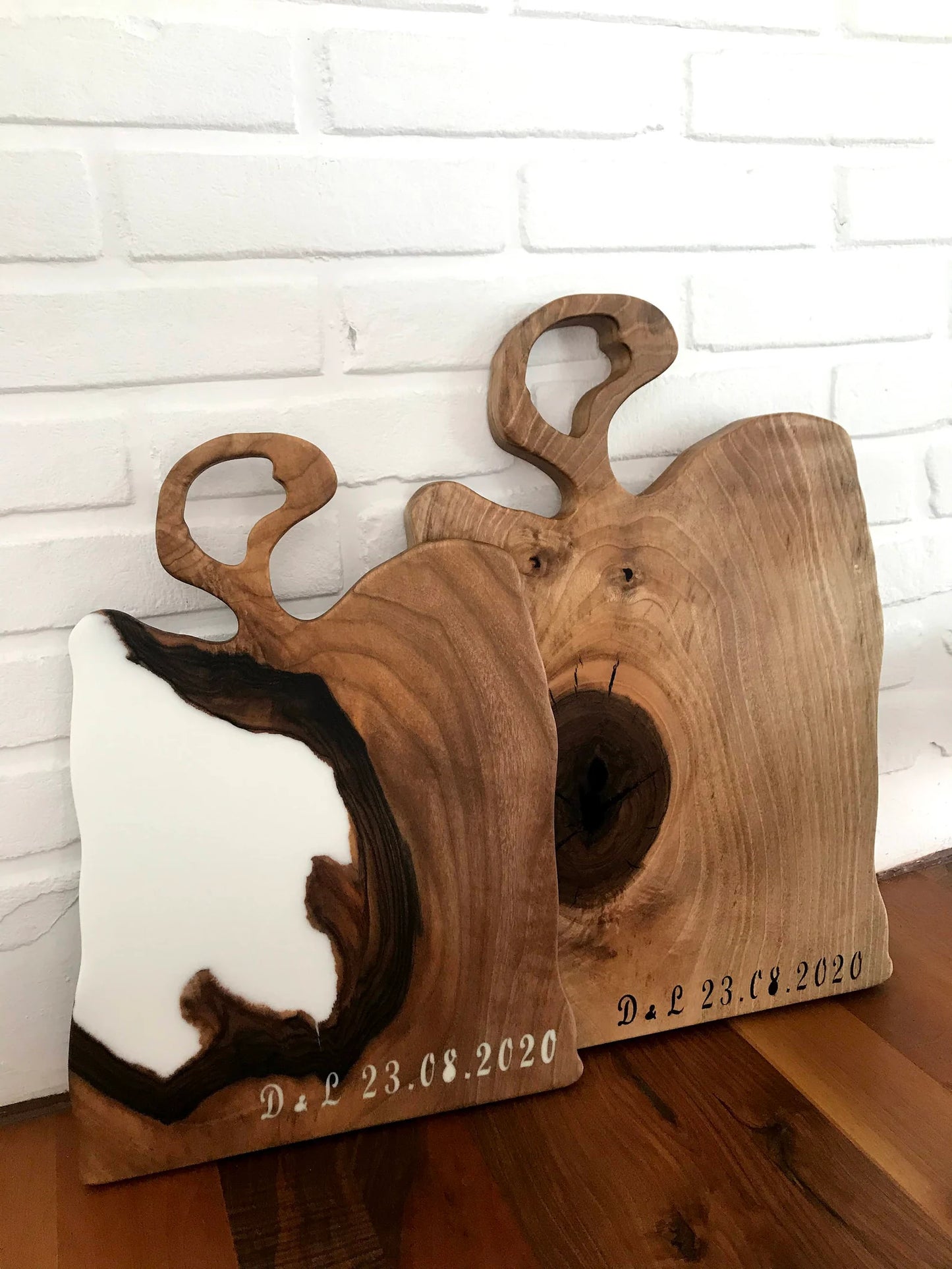Dalle en bois de noyer et buffet époxy