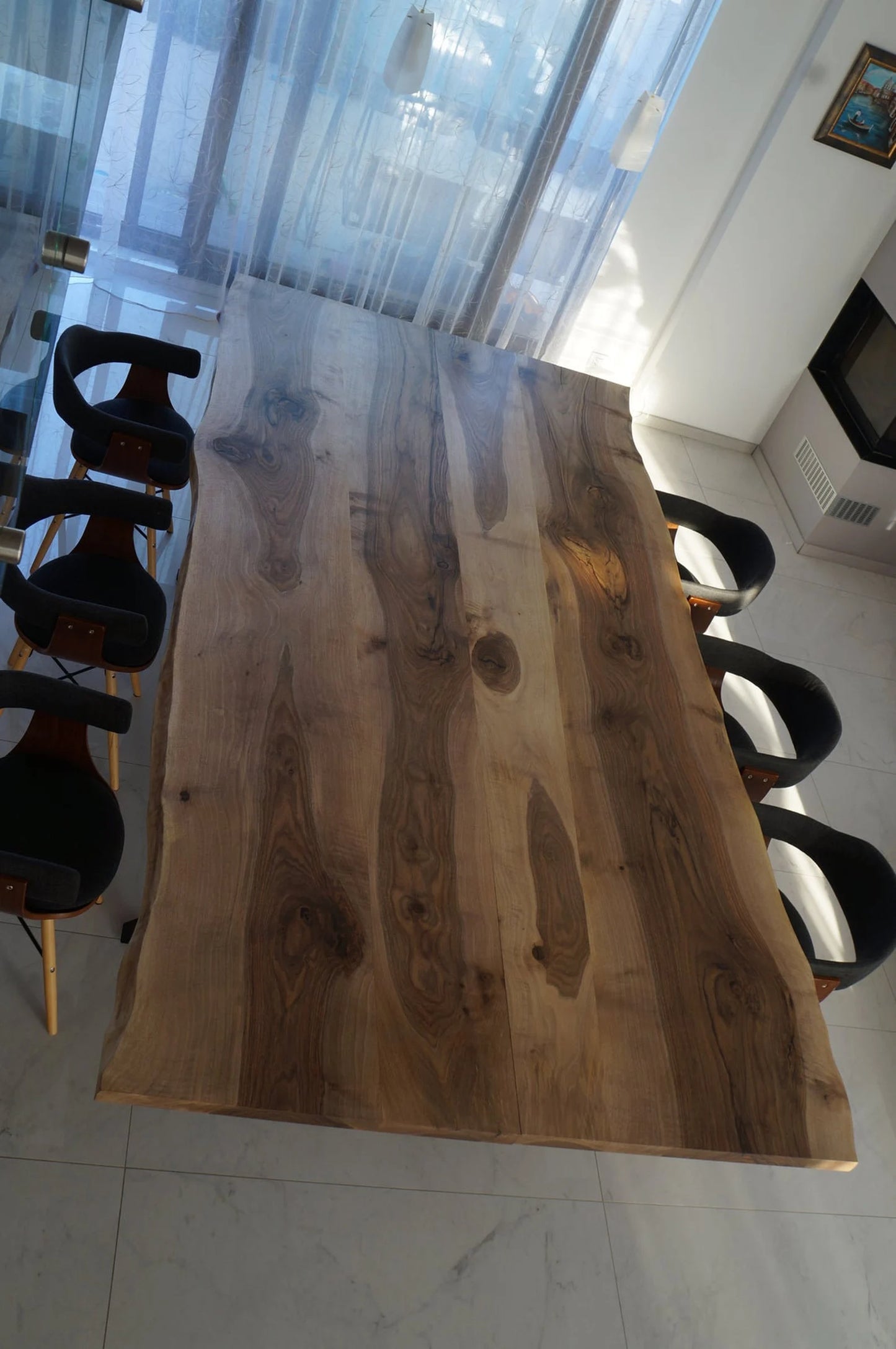 Table en bois de noyer et époxy noir transparent