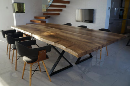 Table en bois de noyer et époxy noir transparent