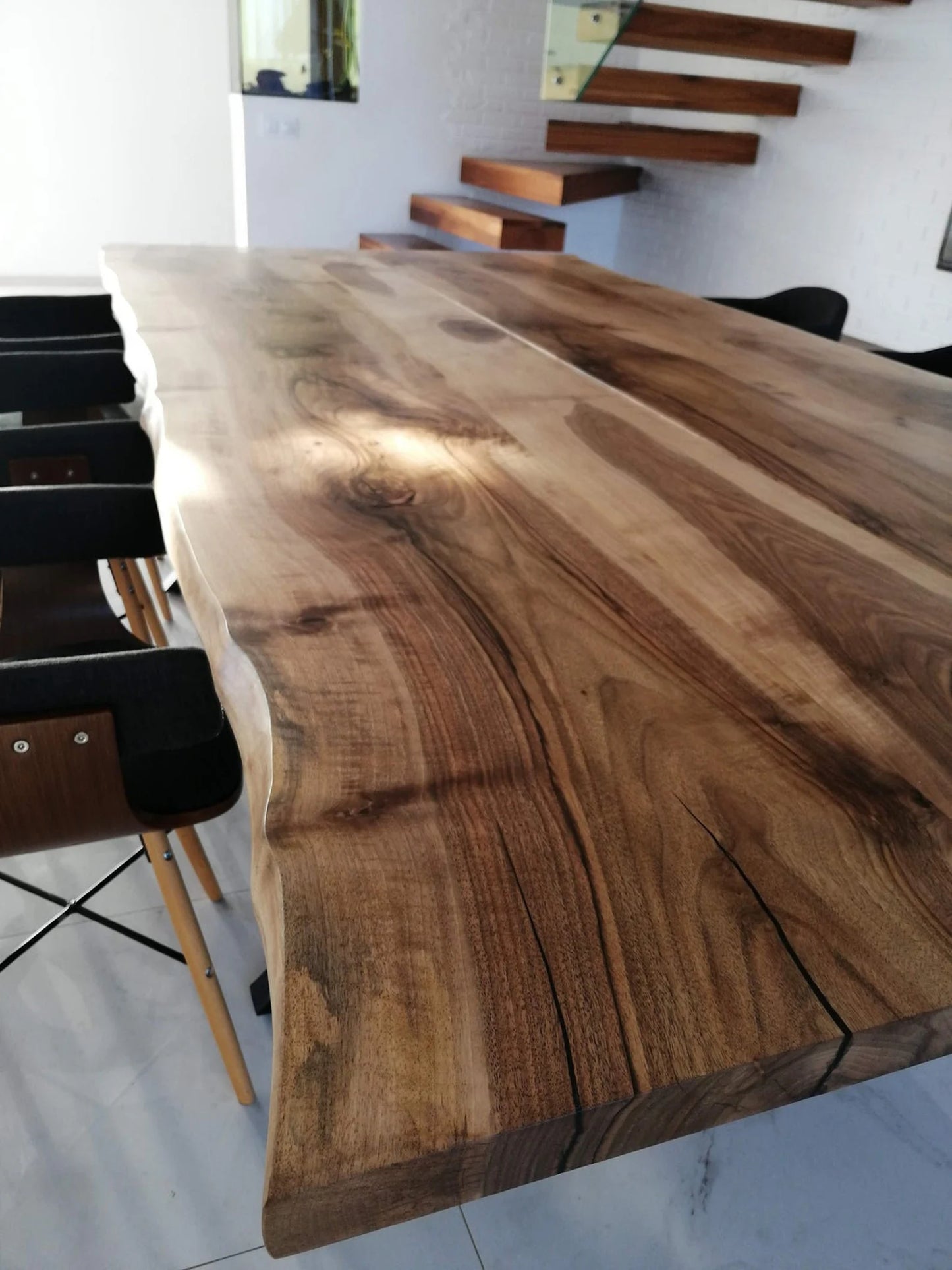 Table en bois de noyer et époxy noir transparent