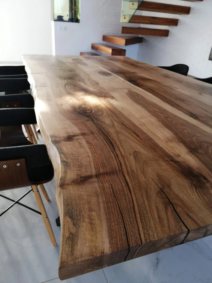 Table en bois de noyer et époxy noir transparent