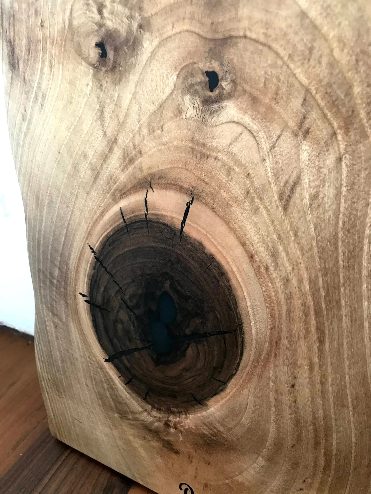 Dalle en bois de noyer et buffet époxy