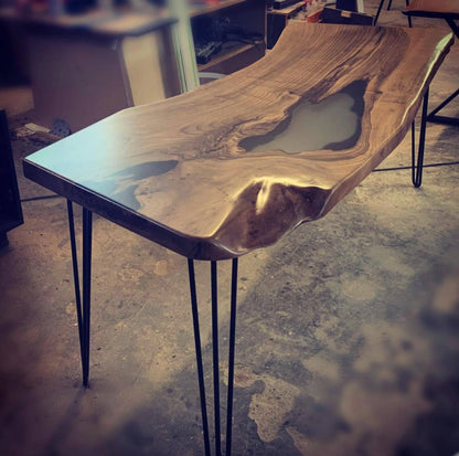 Bureau en dalles à bords bruts en bois massif