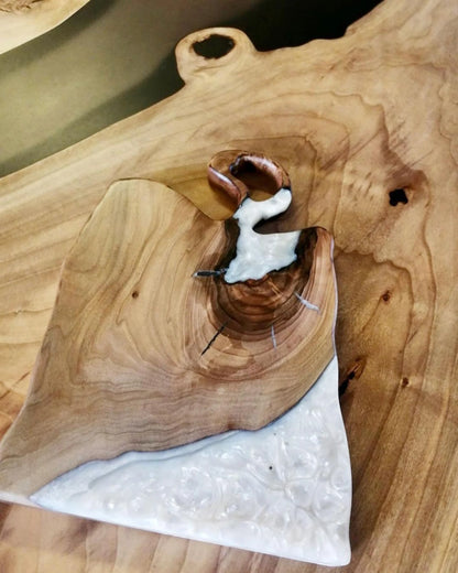 Dalle en bois de noyer et buffet époxy
