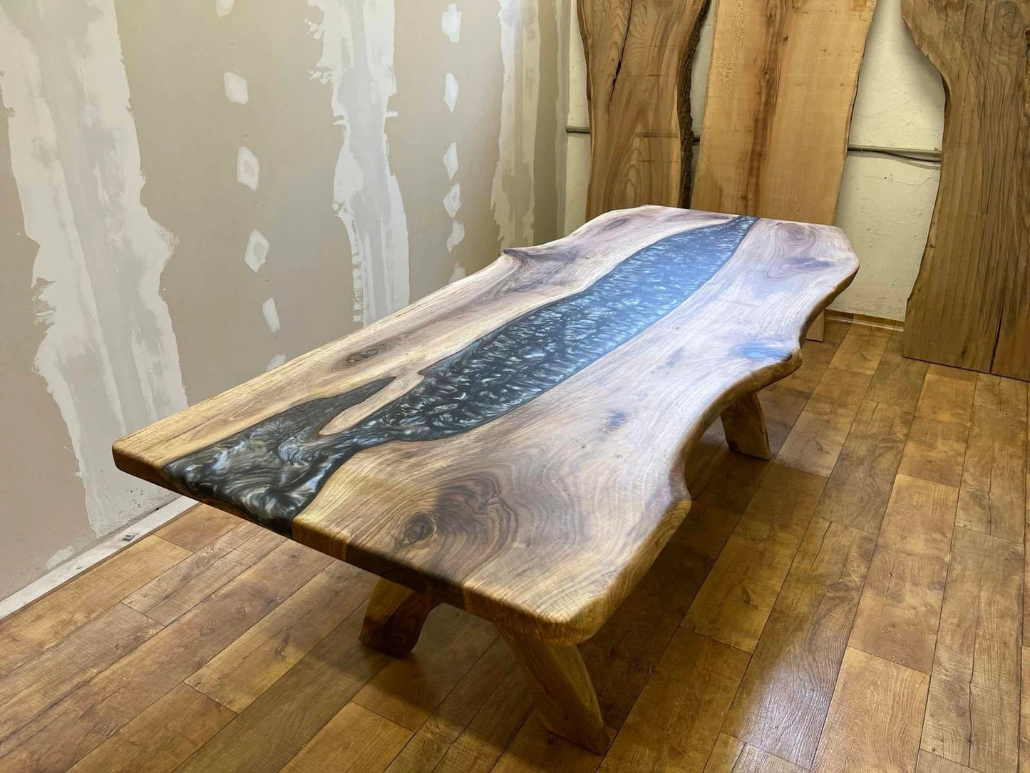 Table en bois de noyer et époxy noir transparent