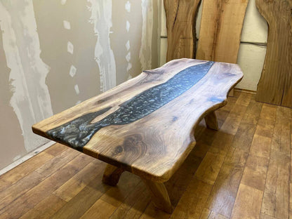 Table en bois de noyer et époxy noir transparent