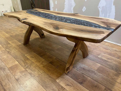 Table en bois de noyer et époxy noir transparent