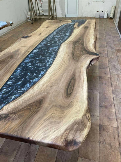 Table en bois de noyer et époxy noir transparent