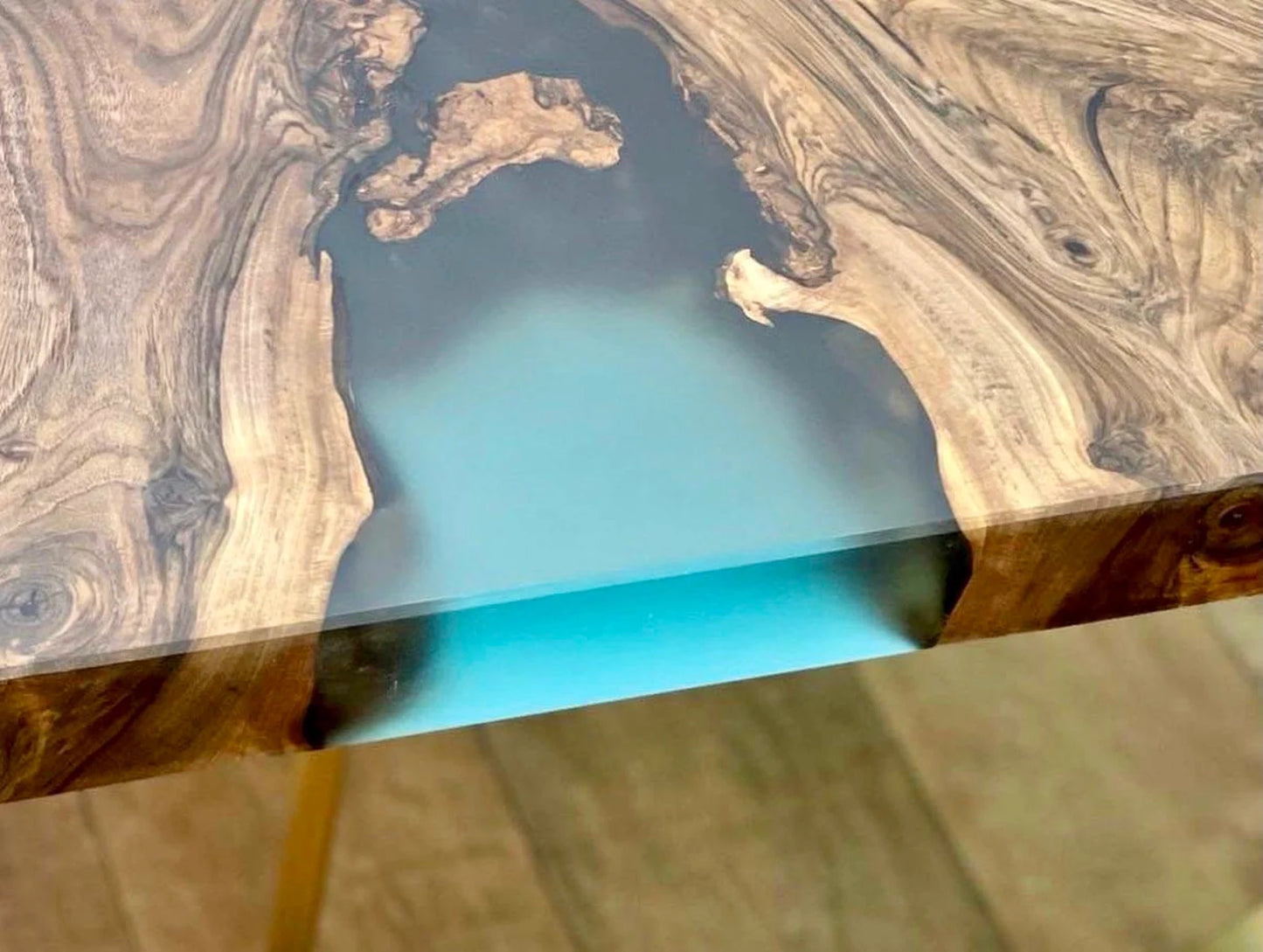 Table en bois de noyer et époxy noir transparent