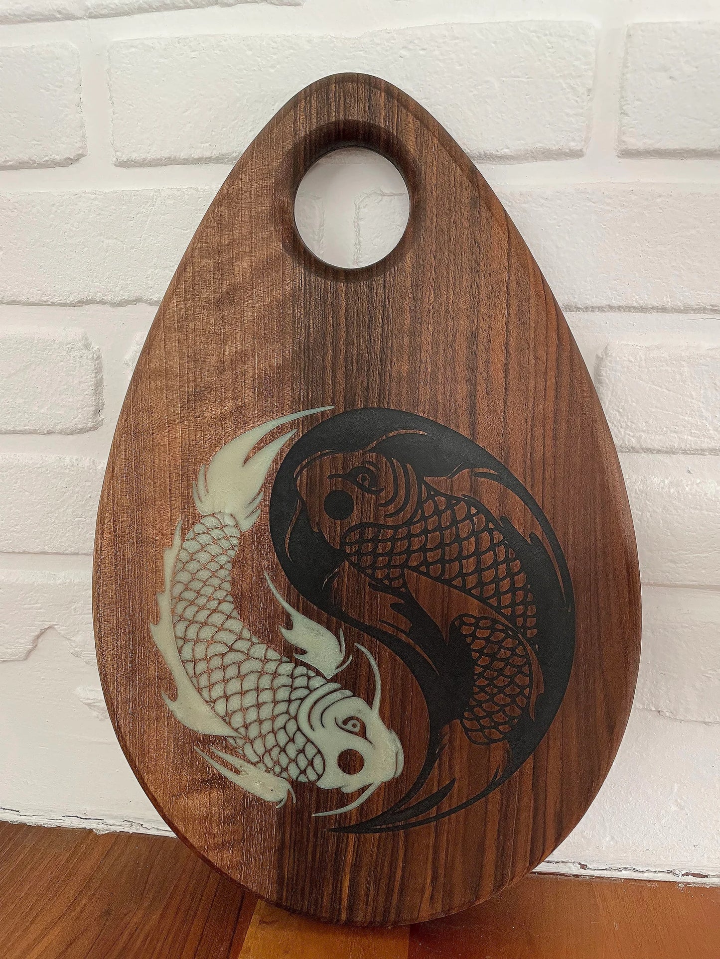 Dalle en bois de noyer et buffet époxy