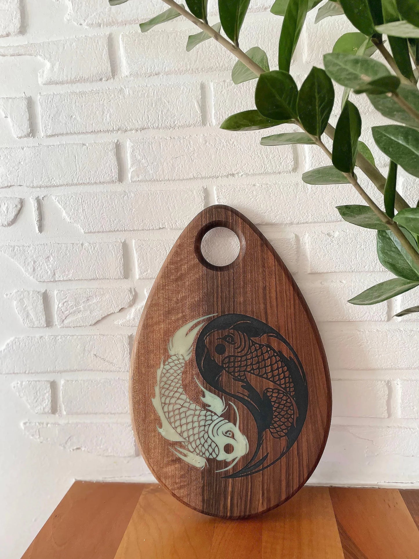 Dalle en bois de noyer et buffet époxy