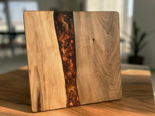 Sideboard aus Walnussholzplatte und Epoxidharz
