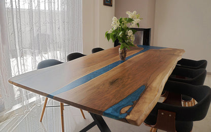 Table en bois de noyer et époxy noir transparent