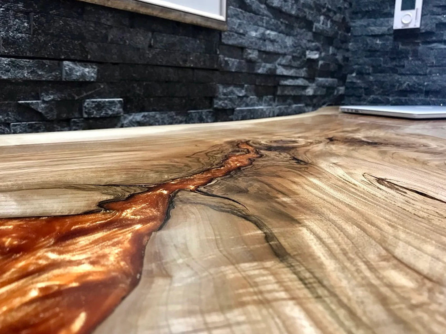 Bureau en dalles à bords bruts en bois massif