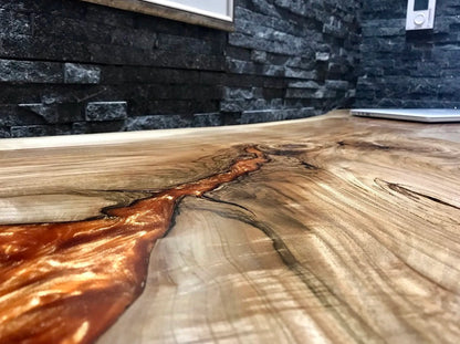 Bureau en dalles à bords bruts en bois massif