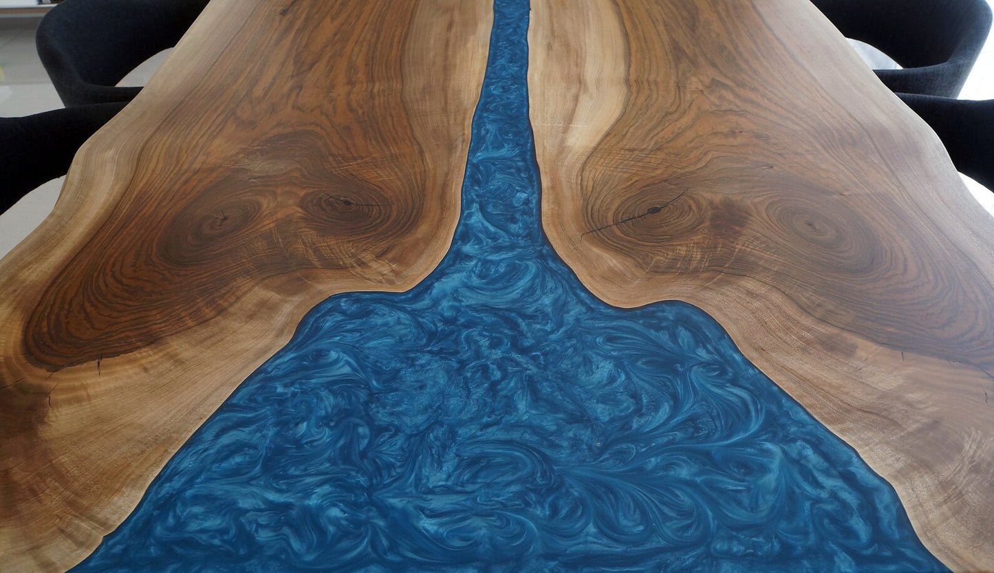 Table en bois de noyer et époxy noir transparent