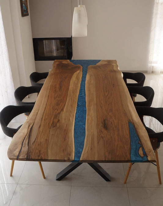 Table en bois de noyer et époxy noir transparent