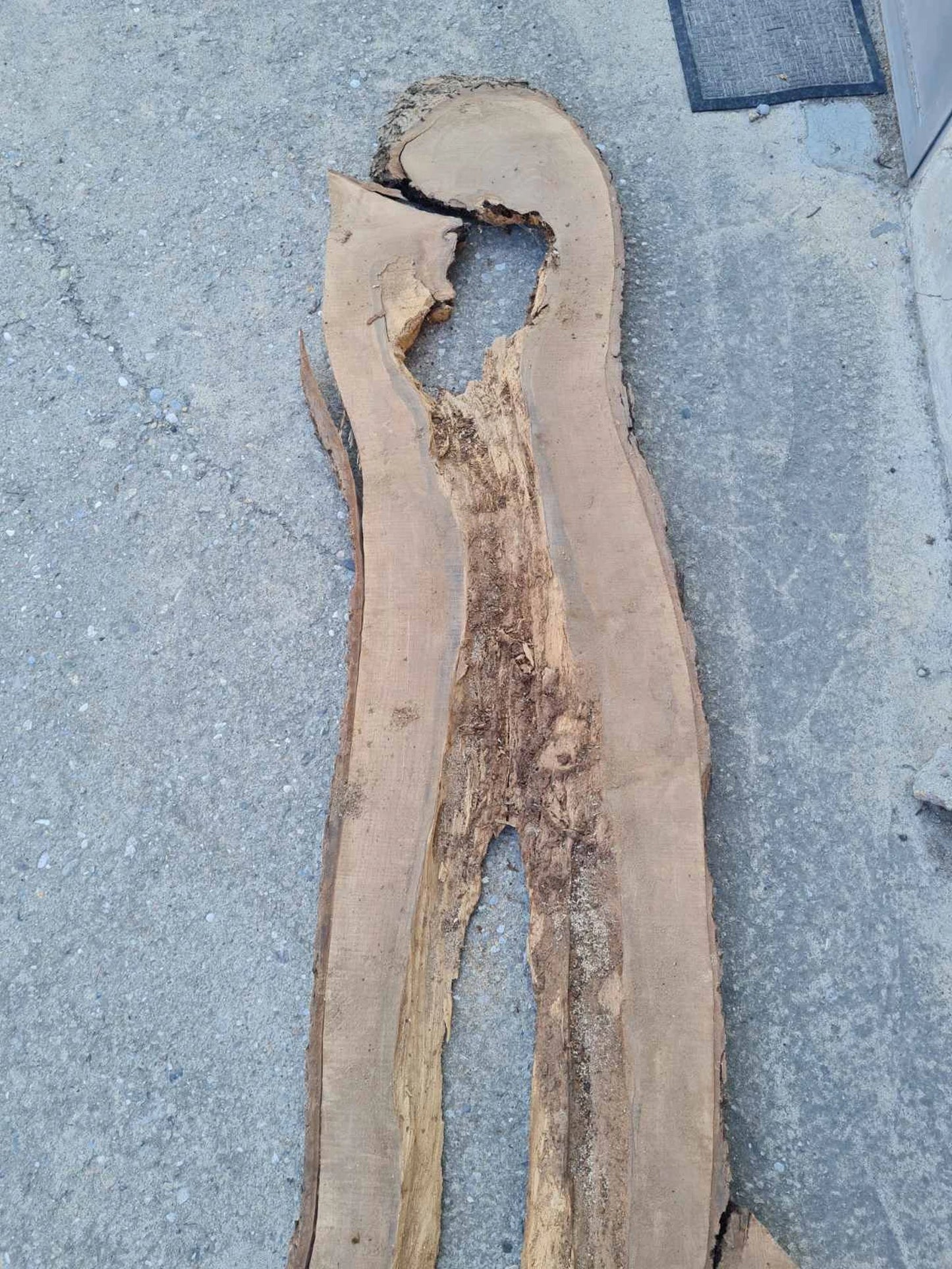 Buffet en bois et époxy bicolore