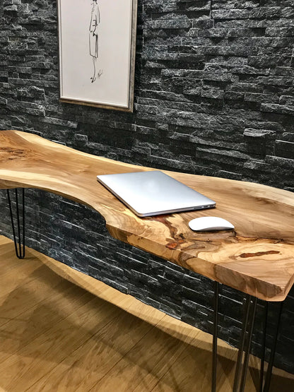 Bureau en dalles à bords bruts en bois massif