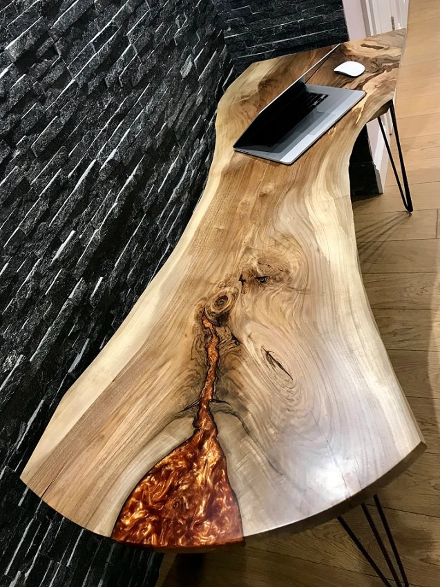 Bureau en dalles à bords bruts en bois massif